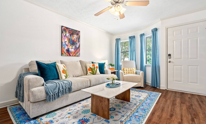 Auburn Apartamento | NEW Cheerful Auburn Getaway!