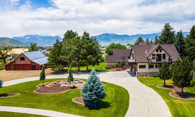 Park City Casa | New! Chef’s Kitchen, 15 min to Deer Valley Gondola 2.6ac Privacy, Hot tub, Sauna