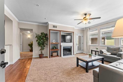 Reno/Tahoe Airport Apartamento | NEW Chic 2BR Stay with Heated Pool Gym & Mini Golf