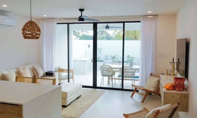 Gibbes Casa | New CHIC 3BR Villa, Walk to Beach! Pool & Terrace