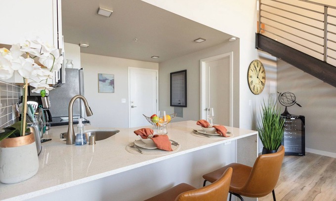 Old Southwest Apartamento | NEW Chic Urban Loft, 95 Walking Score, Private Patio, Full Kitchen, New Building