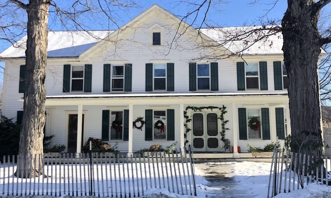 Hollowville Otro | NEW-Classic family farmhouse: 10 min to Hudson; 20 mins Catamount ski, huge pool