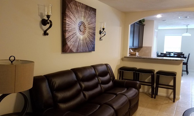 Central Southwest Casa | New Comfortable and Stylish Vacation Rental for your Family/Company Stay