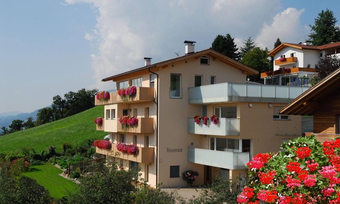 Feldthurns Apartamento | Apartamento nuevo y confortable cerca del pueblo, justo en Kastanienweg