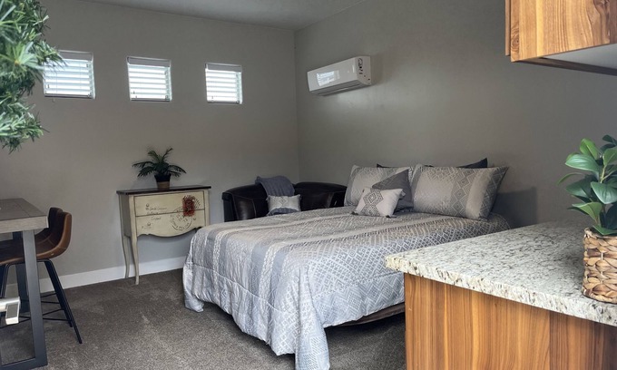 Hurricane Apartamento | New Comfy Cozy Casita near the Lakes, Dunes & Golfing! Perfect Couples Getaway!