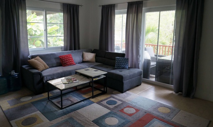Half Moon Bay Apartamento | New condo 7 min to the beach in hearth of west end
