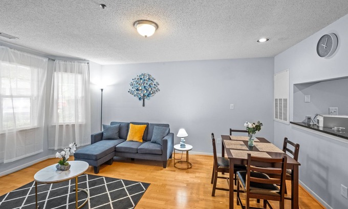 Dilworth Condominio | NEW! Condo for Monthly Stays Near UpTown Charlotte - Free parking