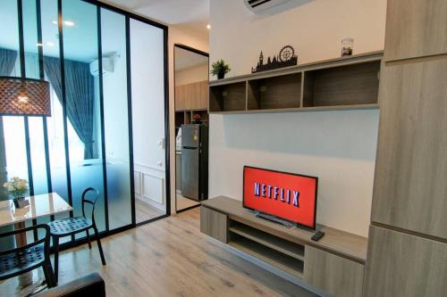 Ramkhamhaeng Apartamento | New Condo, Hi-Speed Wi-Fi, Gym Pool, near Lam Sali MRT
