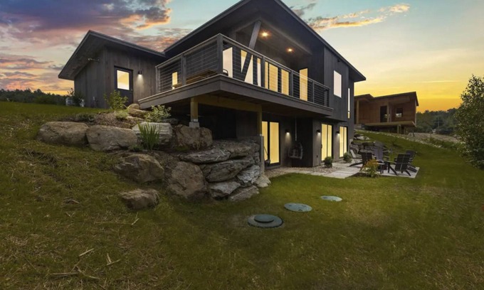 Moscow Casa | NEW Const Stowe Modern Sleeps 8. View: Mt Mansfield & river! Private, EV Charger