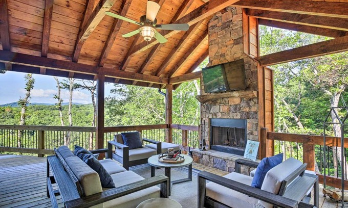 Foxfire Estates Casa | New Construction Multi-Level Cabin with Hot Tub