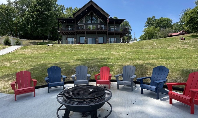 La Follette Casa | New Construction Norris Lakefront Home w/Dock - Gentle slope to Lake. Sleeps 12