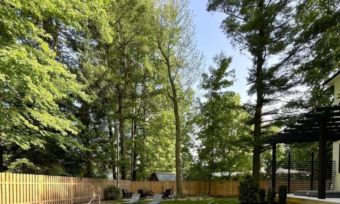Shorewood-Tower Hills-Harbert Casa | New Construction Sawyer getaway. Hot Tub. Heated POOL OPEN!