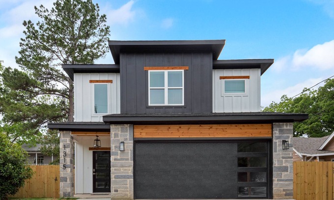 Haltom City Casa | New Contemporary Home - Bright & Spacious!