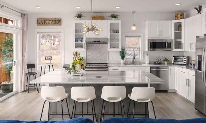 Preston Casa | New contemporary lakefront home with breathtaking views w/fun water activities!