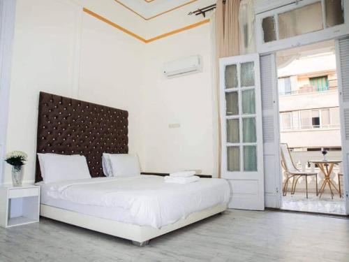 Qasr an-Nil Hotel | New court