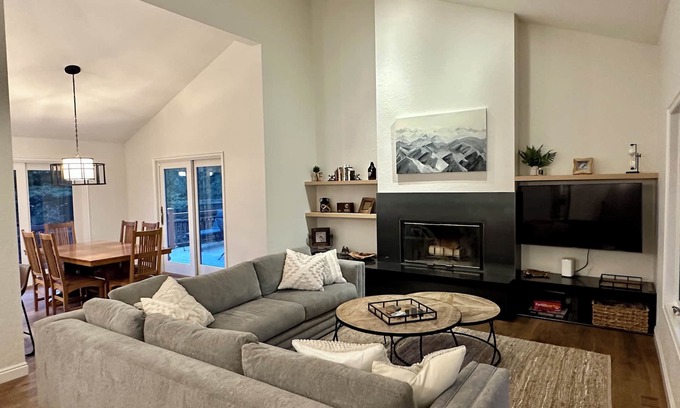 South Snyderville Basin Casa | NEW COVERED PATIO WITH HOTTUB!! Large private 5 bdrm across from Canyon's.