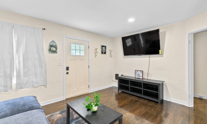 Crestline Heights Casa | New* Cozy 2-Br, Birmingham, Ala. *WiFi* Roku Tv*Near Hospitals, *Off St Parking*
