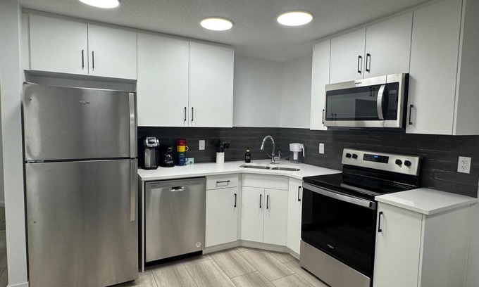 Southeast Calgary Apartamento | New Cozy 2 BR suite w/ king bed