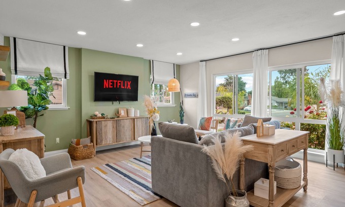 Ontario Casa | @New & Cozy 3B/2B Near Ontario Airport and Toyota Arena