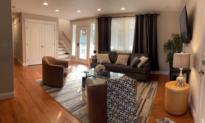 Highline Casa | New cozy 5BR vacation home with AC near Airport & downtown Seattle