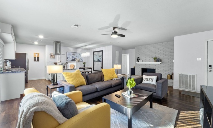 The Colony Casa | NEW - Cozy Bungalow Prime Location near Grandscape, Golf and Lake Lewisville