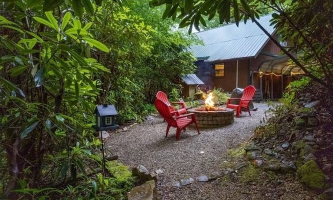 Andrews Casa | NEW - Cozy Cabin in Nantahala Ntl. Forest. Pet friendly & near Smokey Mtns.