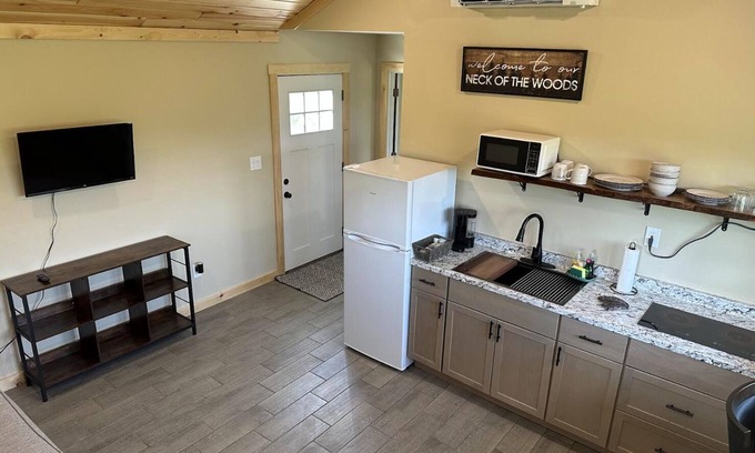 Oakland Cabina | NEW Cozy Cabin located in Oakland tucked away in a peaceful wooded scene.
