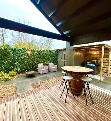 Vijfhuizen Chalet De Esquí | New cozy chalet and private garden with sauna and outdoor bath near Amsterdam