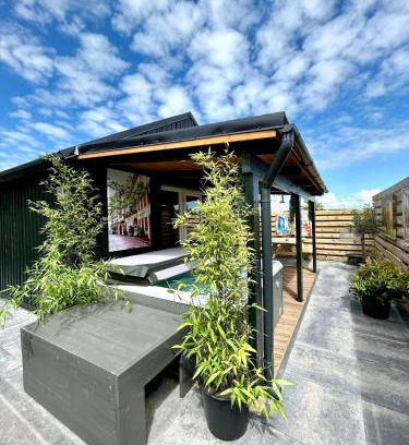 Vijfhuizen Casa | New cozy chalet with jacuzzi and home cinema near Amsterdam