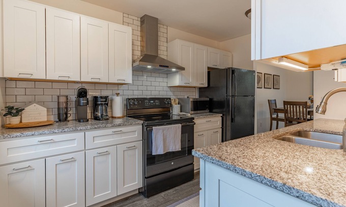 Fenton Condominio | *NEW* Cozy Fenton Condo near DT