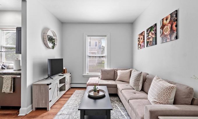 Elmhurst Apartamento | NEW!!! Cozy home away from home, Walkable restaurants and cafes, spacious layout