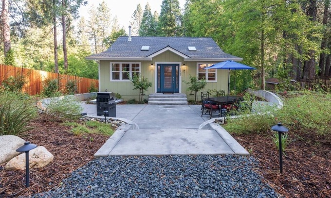 Nevada City Casa | New, Cozy home- walk to downtown!