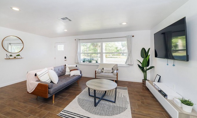 Crystal River Casa | NEW Cozy House| 5 Min Three Sisters Springs