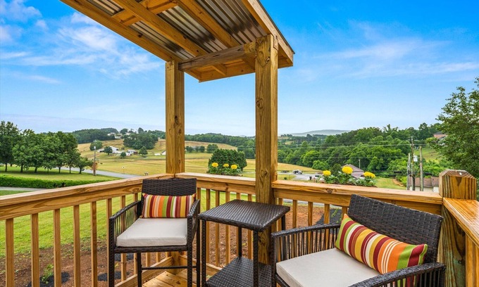 Kodak Apartamento | NEW! Cozy Loft w/ King Bed Near Gatlinburg/Pigeon Forge/Knoxville