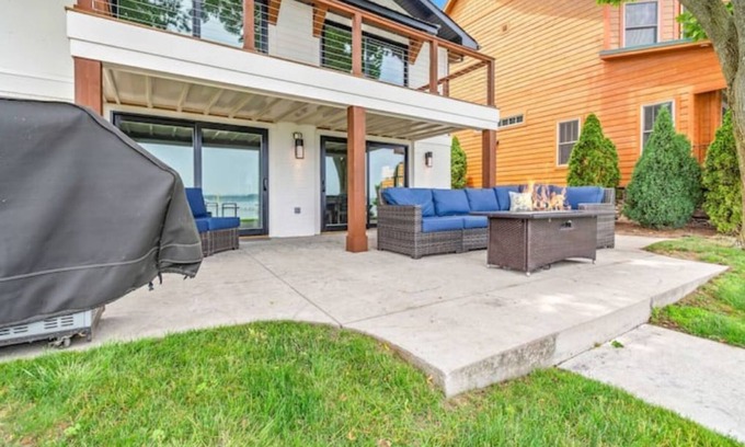 Coldwater Casa | New, Cozy, Modern-style Lake House lakefront