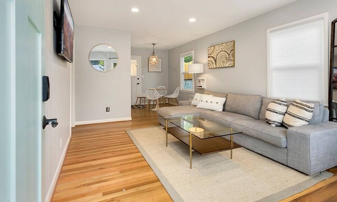 Shoreline Casa | NEW Cozy NE Seattle/Shoreline Updated Home | Fiber Wifi & Fenced Yard | 16min→DT