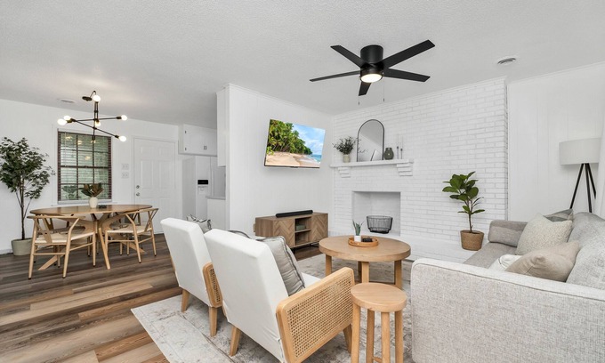 Drayton Casa | NEW! Cozy newly renovated midcentury modern home