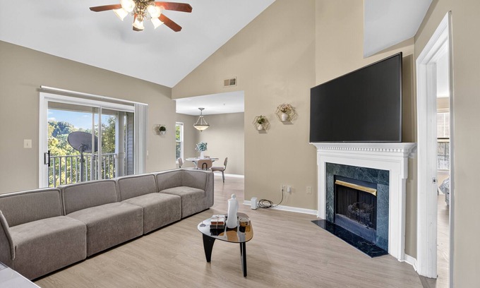 Owings Mills Condominio | NEW! Cozy Pikesville Penthouse with Basketball Arcade