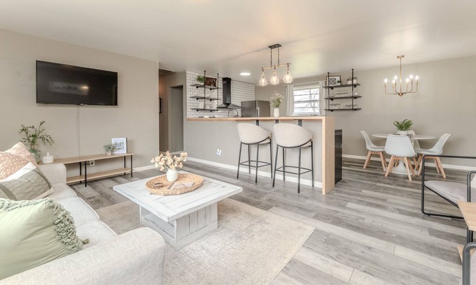 Westfield Casa | NEW! Cozy Ranch/ Sleeps 8/ 5 Mins to Grand Pk/ Just Mins to Downtown Westfield!