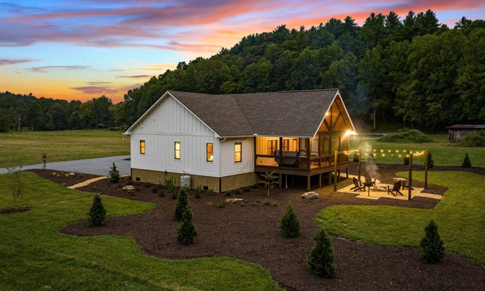 Ellijay Casa | NEW Creekfront Home/Hot Tub/Firepit/Walking Trails/Mountaintown Creek/Ellijay#1W