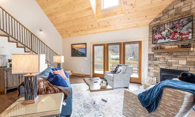 Vilas Casa | NEW Creekside 4-BR Modern Cabin with Hot Tub, Fire Pit, Grill, 2+ Acre field!