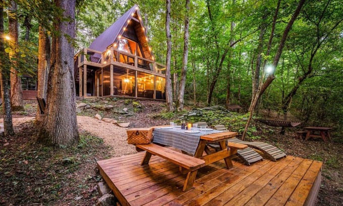 Young Harris Cabina | NEW! Creekside Ranch A-Frame