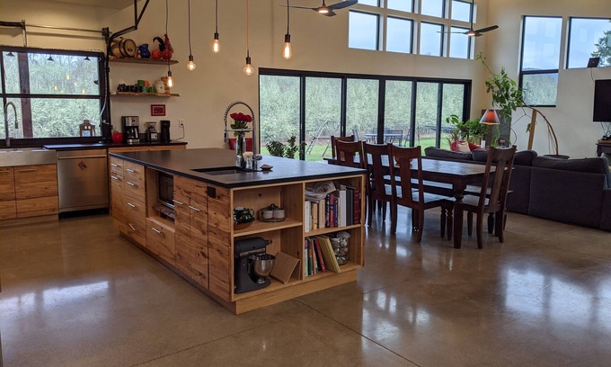 Eugene Casa | Nuevo hogar PNW personalizado moderno a 20 minutos del campo de Hayward