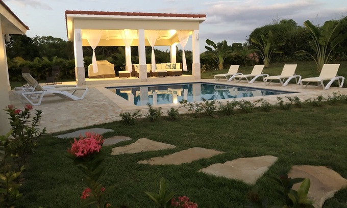 Urbanizacion Tavarez Villa | Nueva Villa Tropical Custom Chic 4 BR / 4 BA 2 Level en Residencial Hispaniola