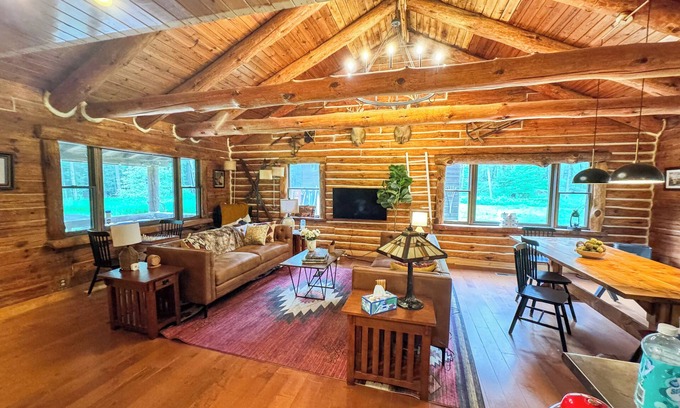 Saugerties Casa | New! Denniston Den, with game room, movie theater, fire pit and more. Close To HITS Horse show & Hunter Mountain skiing