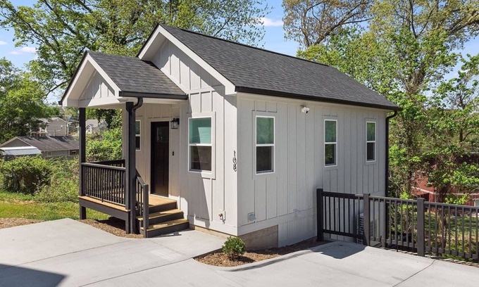 Kenilworth Casa | New Designer 1-bed Home by Biltmore Village