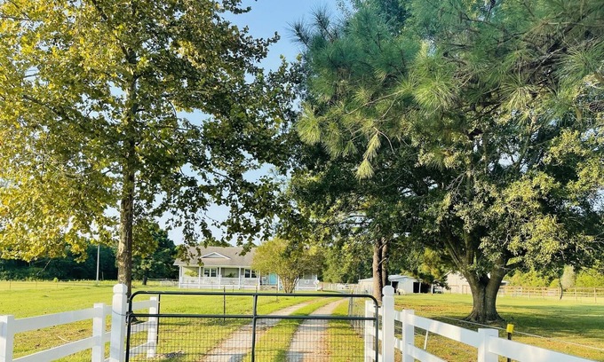 Carteret County Otro | NEW dog friendly With fee Coastal Farmhouse 7 miles to Emerald Isle