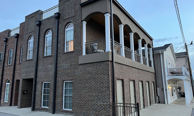 Elizabethtown Casa | New Downtown Luxury Townhouse in Bourbon Country