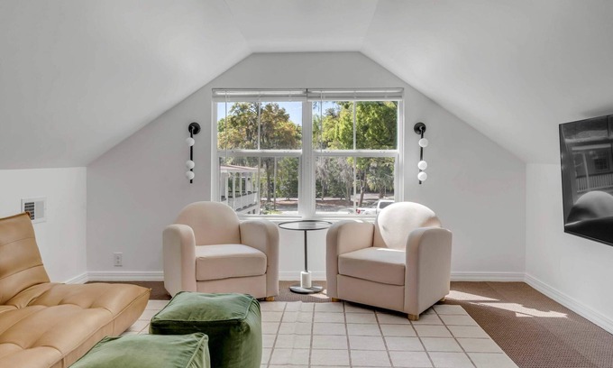 The Old Commons Apartamento | NEW! Downtown Modern Studio