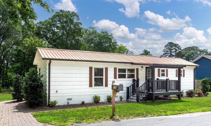 Simpsonville Cabina | NEW Downtown Simpsonville Cozy Cabin